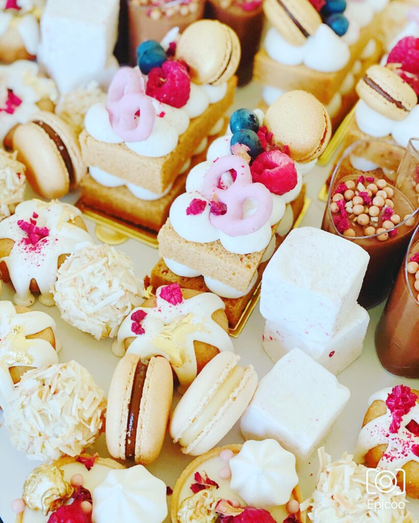 Bite-sized sweets from La Petite Tarte, beautifully arranged as edible wedding favours as best wedding bonbonniere ideas.
