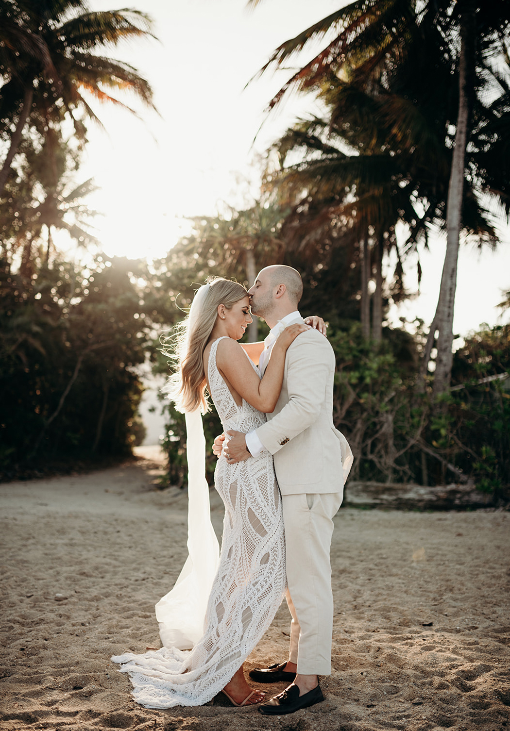 wedding-kiss-photo