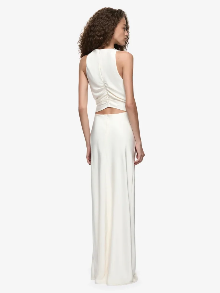 The slightly open back of the bec and bridge dakota wedding dress