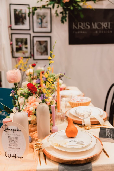 A table with flowers displaying plates.