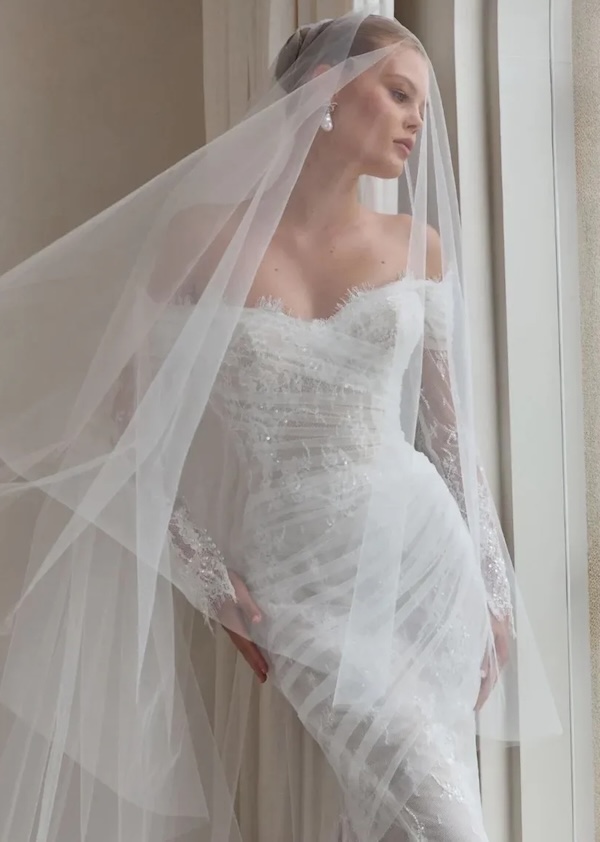 A bride with a veil on