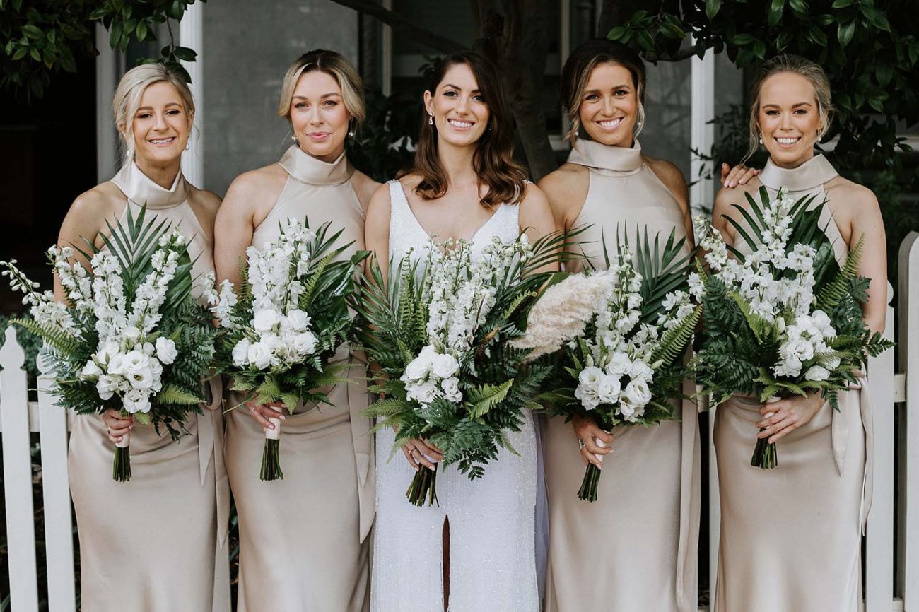 the bride and bridesmaids holding bouquet of flowers with the best wedding style